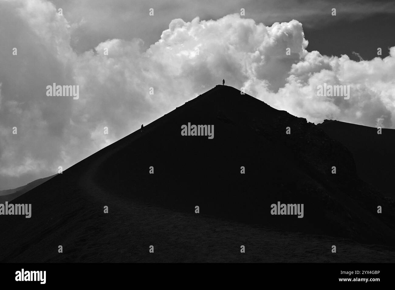 Paesaggio vulcanico sull'Etna. Terreno vulcanico roccioso sotto un cielo nuvoloso sull'Etna, in Sicilia, che mostra la sua bellezza selvaggia. Foto Stock