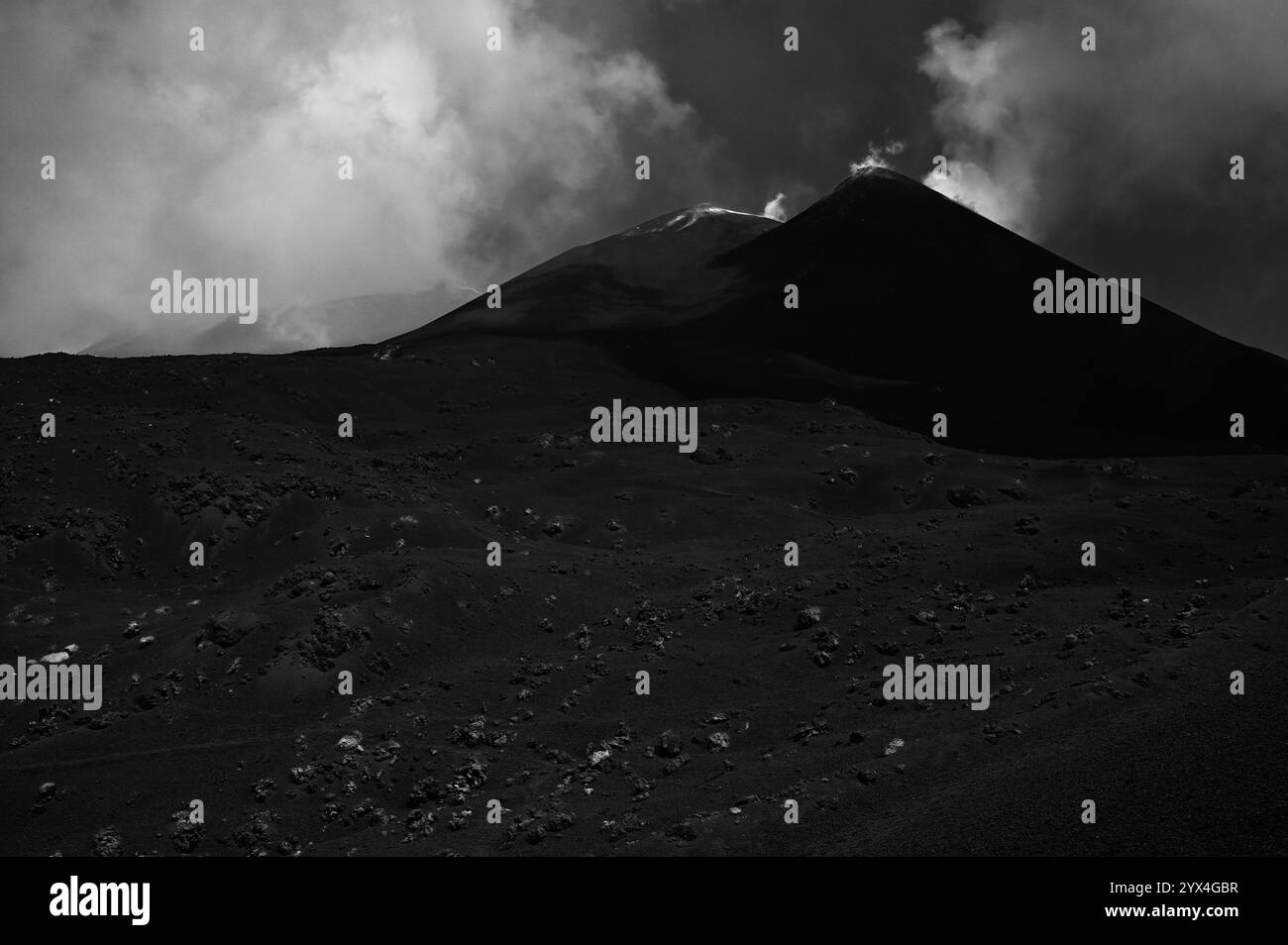 Paesaggio vulcanico sull'Etna. Terreno vulcanico roccioso sotto un cielo nuvoloso sull'Etna, in Sicilia, che mostra la sua bellezza selvaggia. Foto Stock