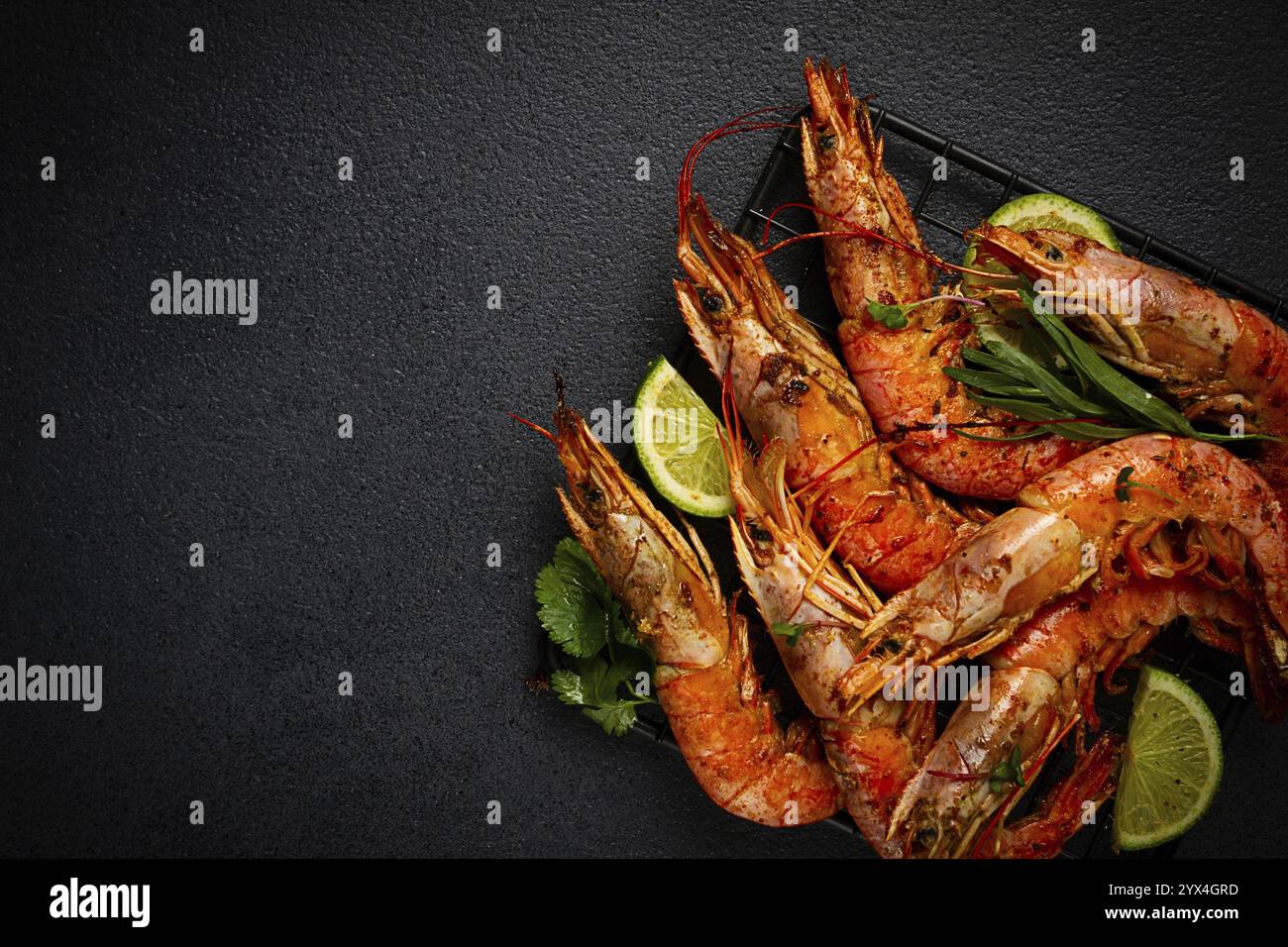 Langoustines, australiano, fresco ghiacciato sul ghiaccio, vista dall'alto, lime e verdi Foto Stock