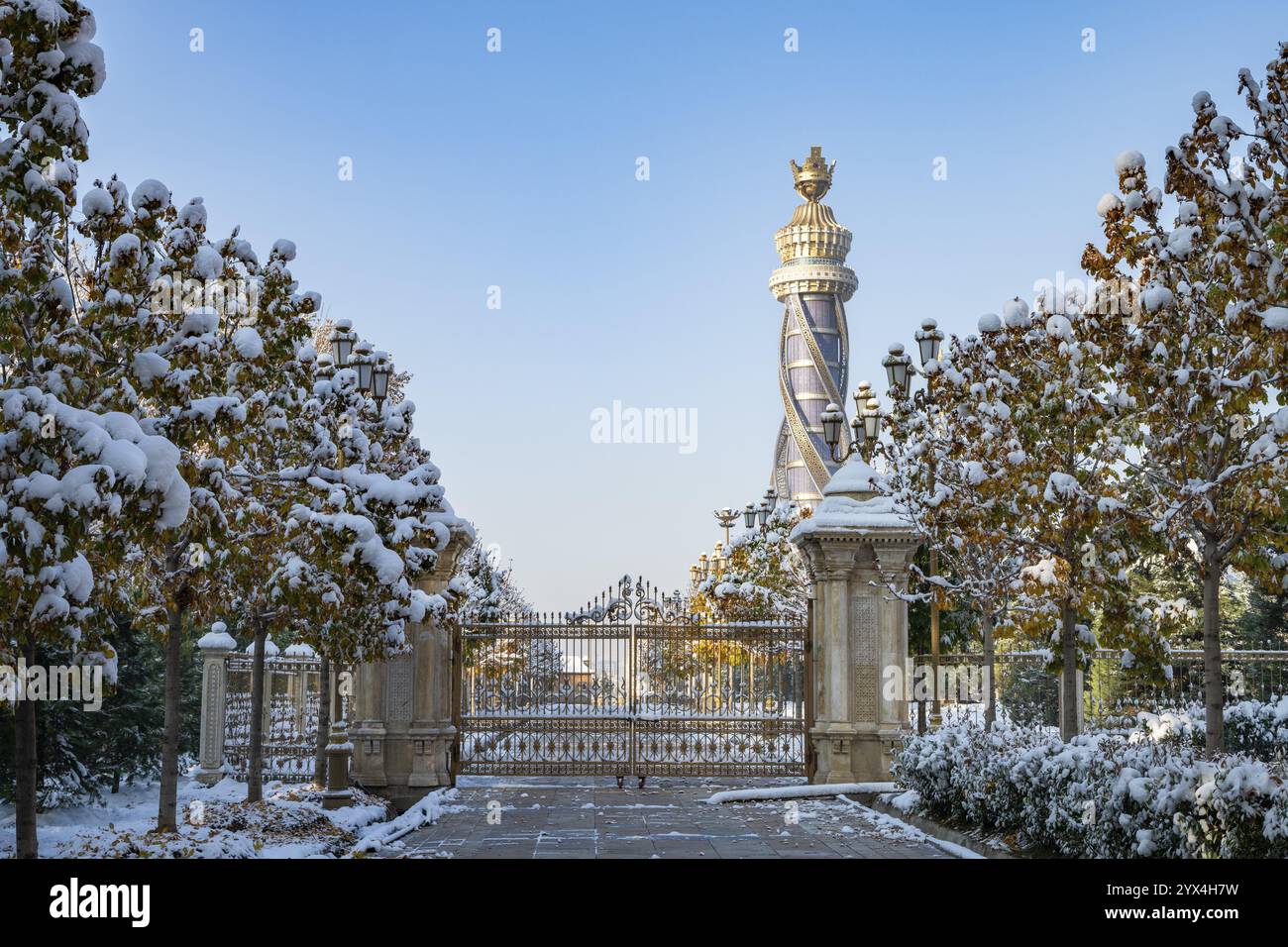 Parco invernale con Torre Istiklol, Torre indipendenza e libertà, Dushanbe, Tagikistan, Asia centrale, Asia Foto Stock