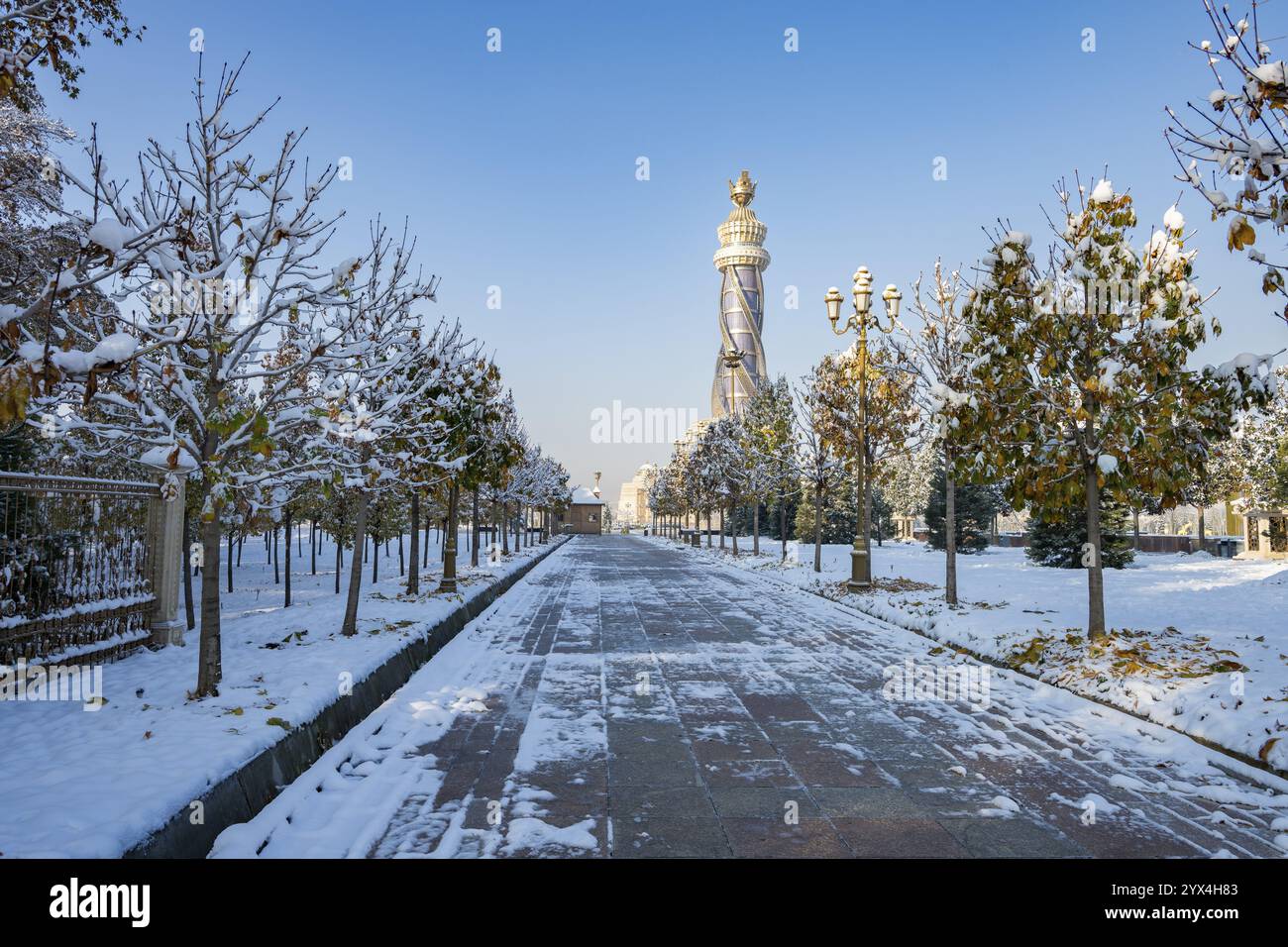 Parco invernale con Torre Istiklol, Torre indipendenza e libertà, Dushanbe, Tagikistan, Asia centrale, Asia Foto Stock