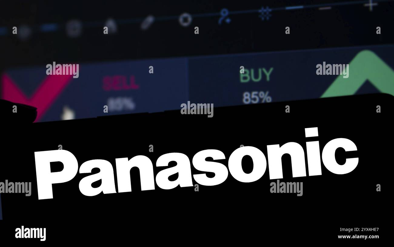 Il logo Panasonic viene visualizzato sullo smartphone. Panasonic Holdings Corporation è una multinazionale giapponese di elettronica. Foto Stock
