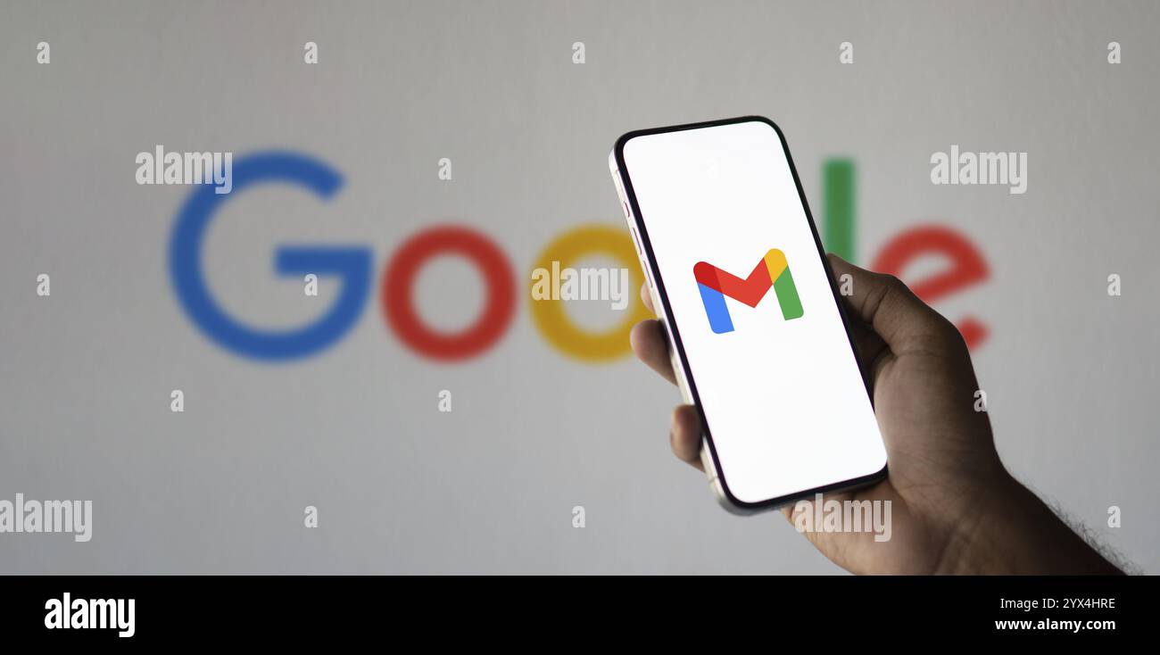 Il logo Gmail del prodotto Google viene visualizzato sullo smartphone. Gmail è un servizio di posta elettronica gratuito di Google. Foto Stock