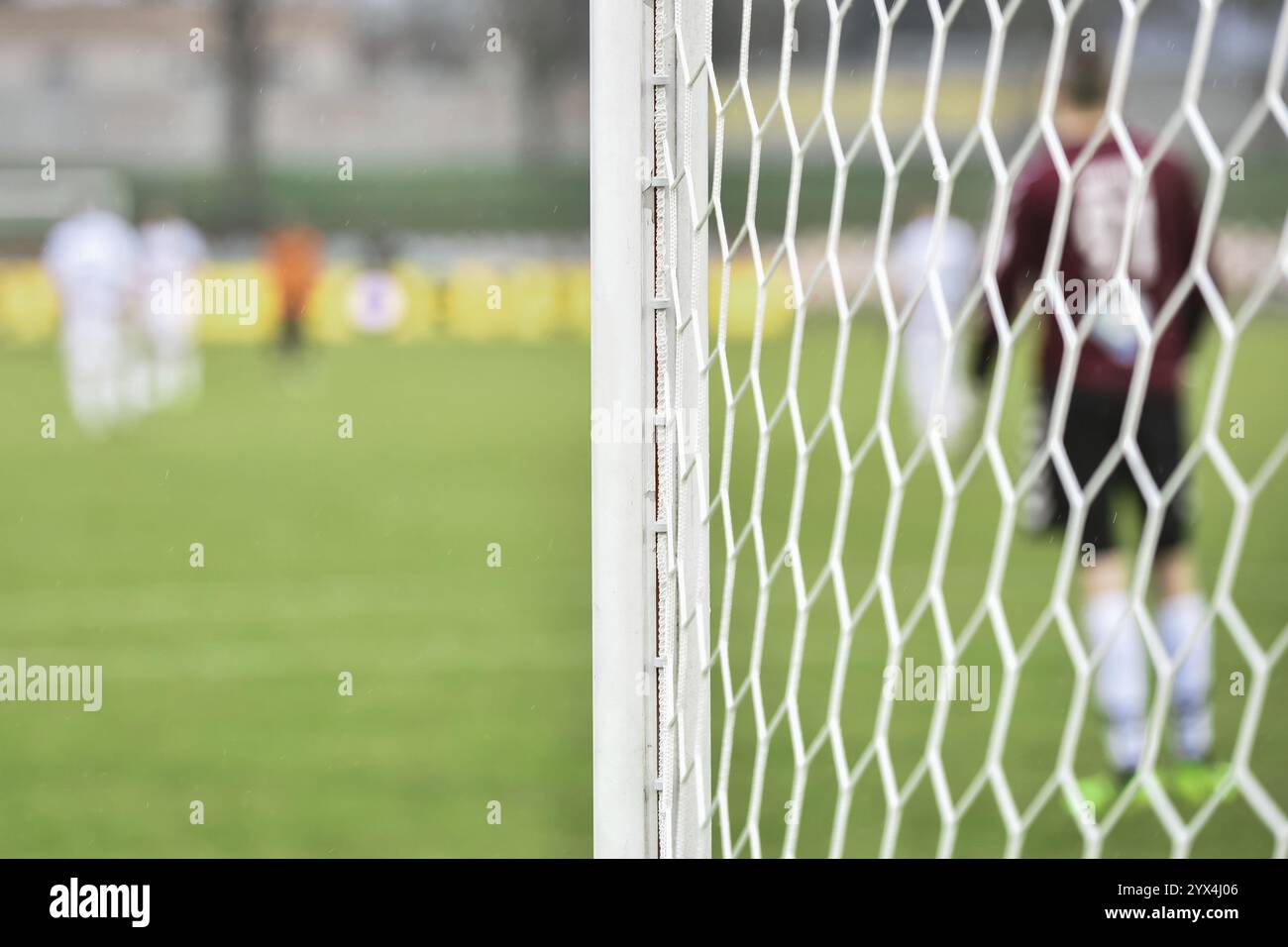 Dettaglio del post di Goal con rete e portiere di calcio in background. Foto Stock
