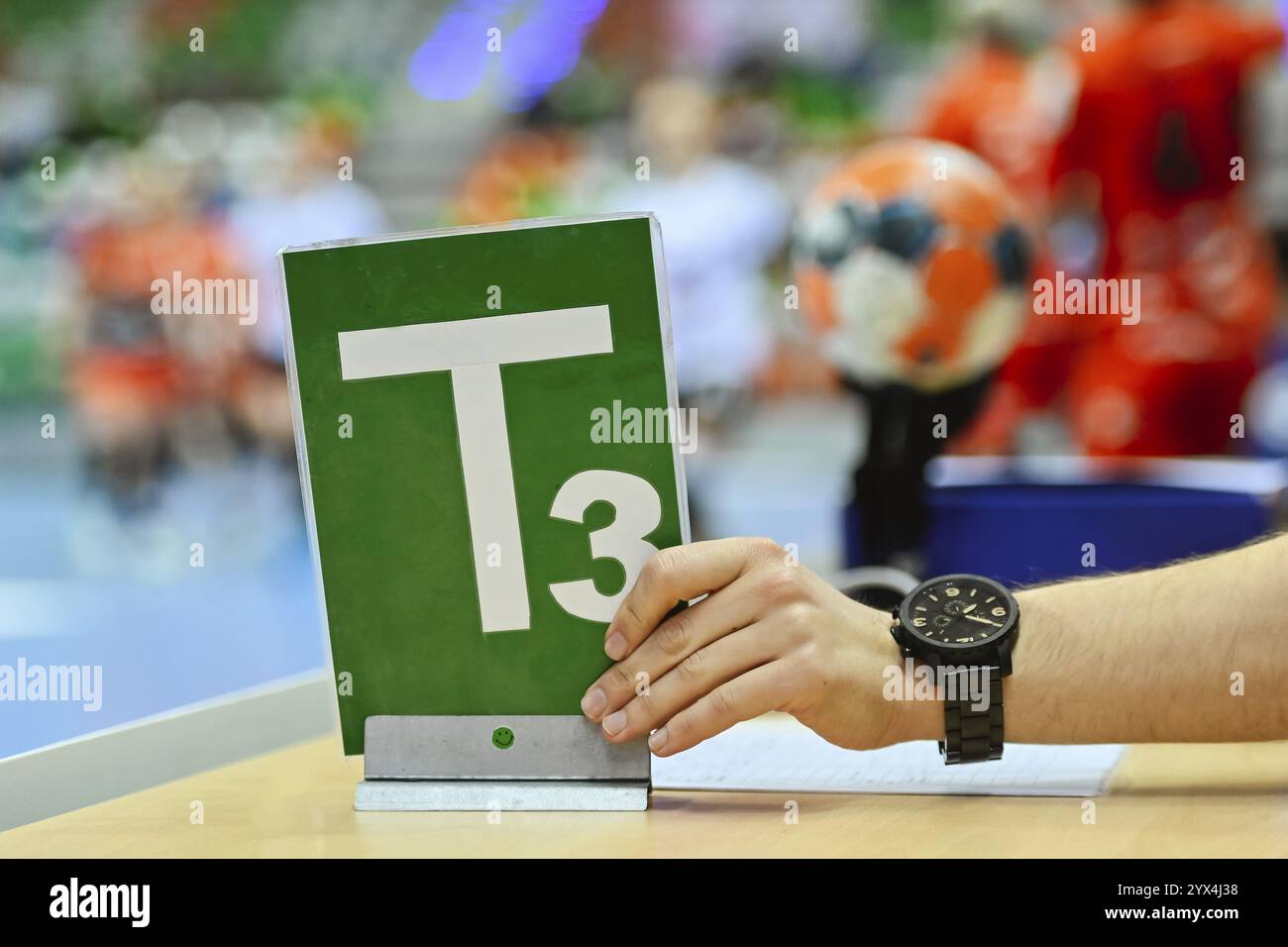Segnatempo T3 sul tavolo dell'arbitro durante la partita di pallamano. Foto Stock