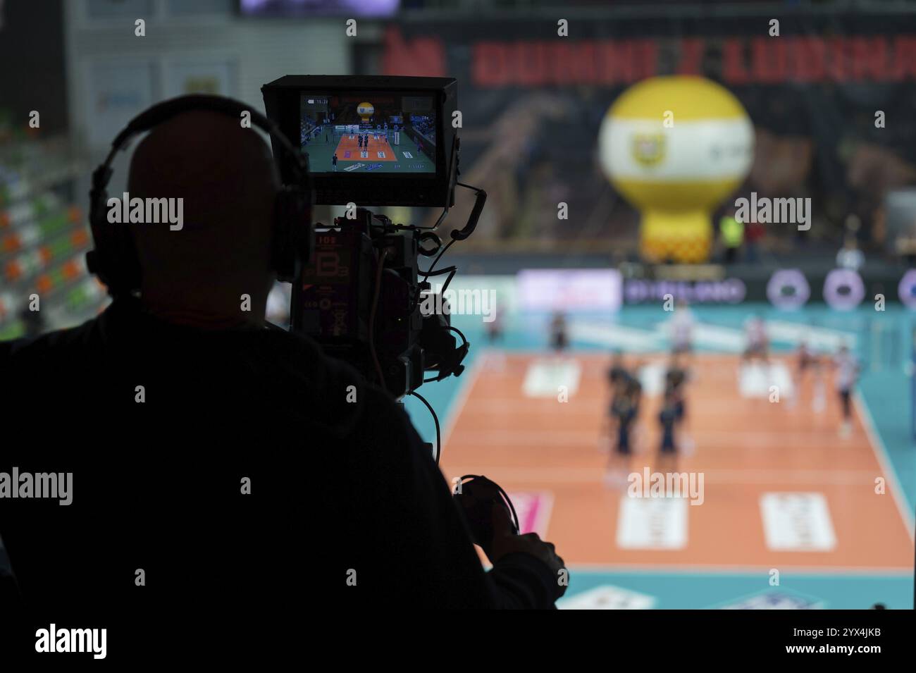 LUBIN, POLONIA - 16 GENNAIO 2023: Men's Volley Polish PlusLiga Match Cuprum Lubin vs Projekt Warszawa 0-3. Videocamera TV professionale. Foto Stock