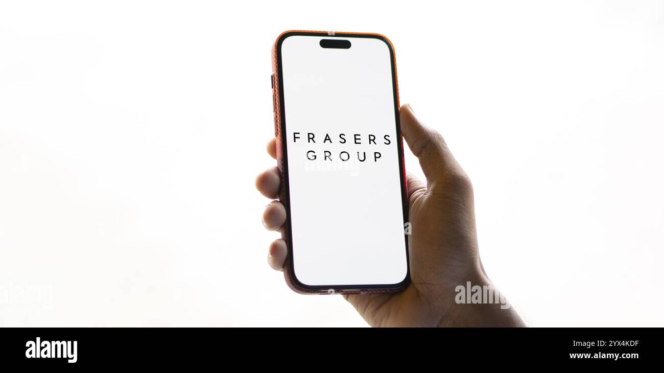 Il logo Frasers Group viene visualizzato sullo smartphone. Frasers Group plc è una società britannica di vendita al dettaglio, sport e proprietà intellettuale. Foto Stock Il logo Frasers Group viene visualizzato sullo smartphone. Frasers Group plc è una società britannica di vendita al dettaglio, sport e proprietà intellettuale. Foto Stock