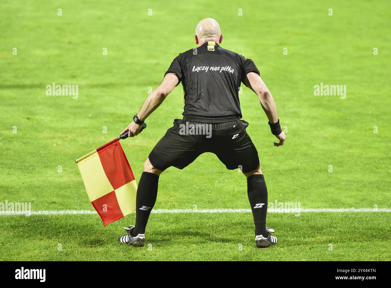 LEGNICA, POLONIA - 2 GIUGNO 2020: Partita di calcio polacco fortuna 1. Campionato tra Miedz Legnica e PGE FKS Stal Mielec 1:2. In azione, contattare l'arbitro di linea Foto Stock