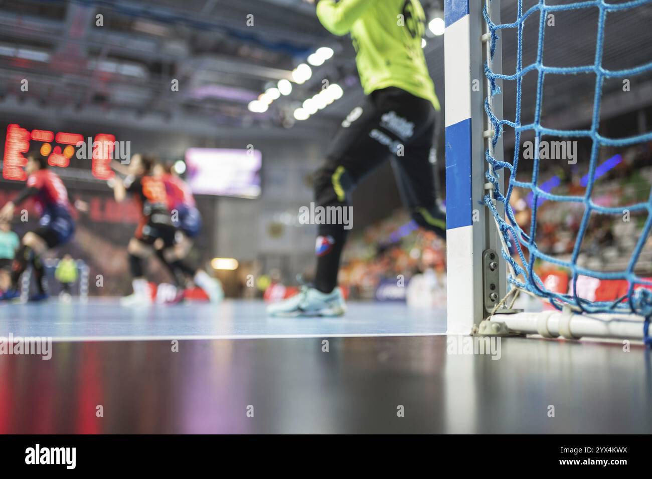 Dettaglio della pallamano obiettivo post con net e pallamano match in background. Foto Stock