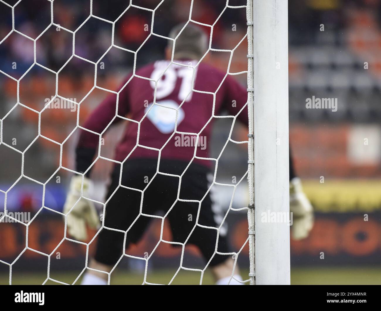 Dettaglio del post di Goal con rete e portiere di calcio in background. Foto Stock