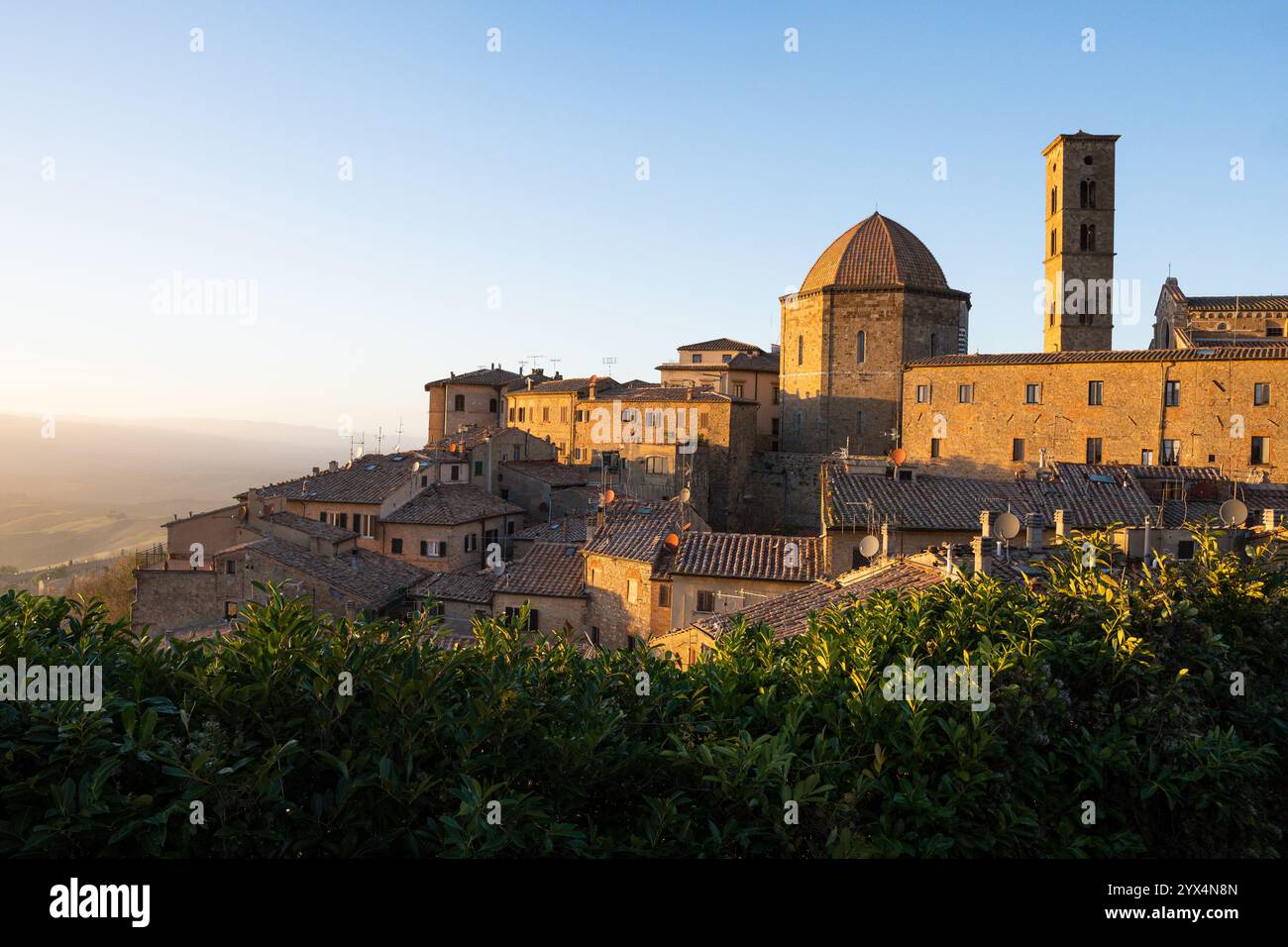 Vista panoramica su Volterra al tramonto. Iconica cittadina collinare in Toscana, Italia. Foto Stock
