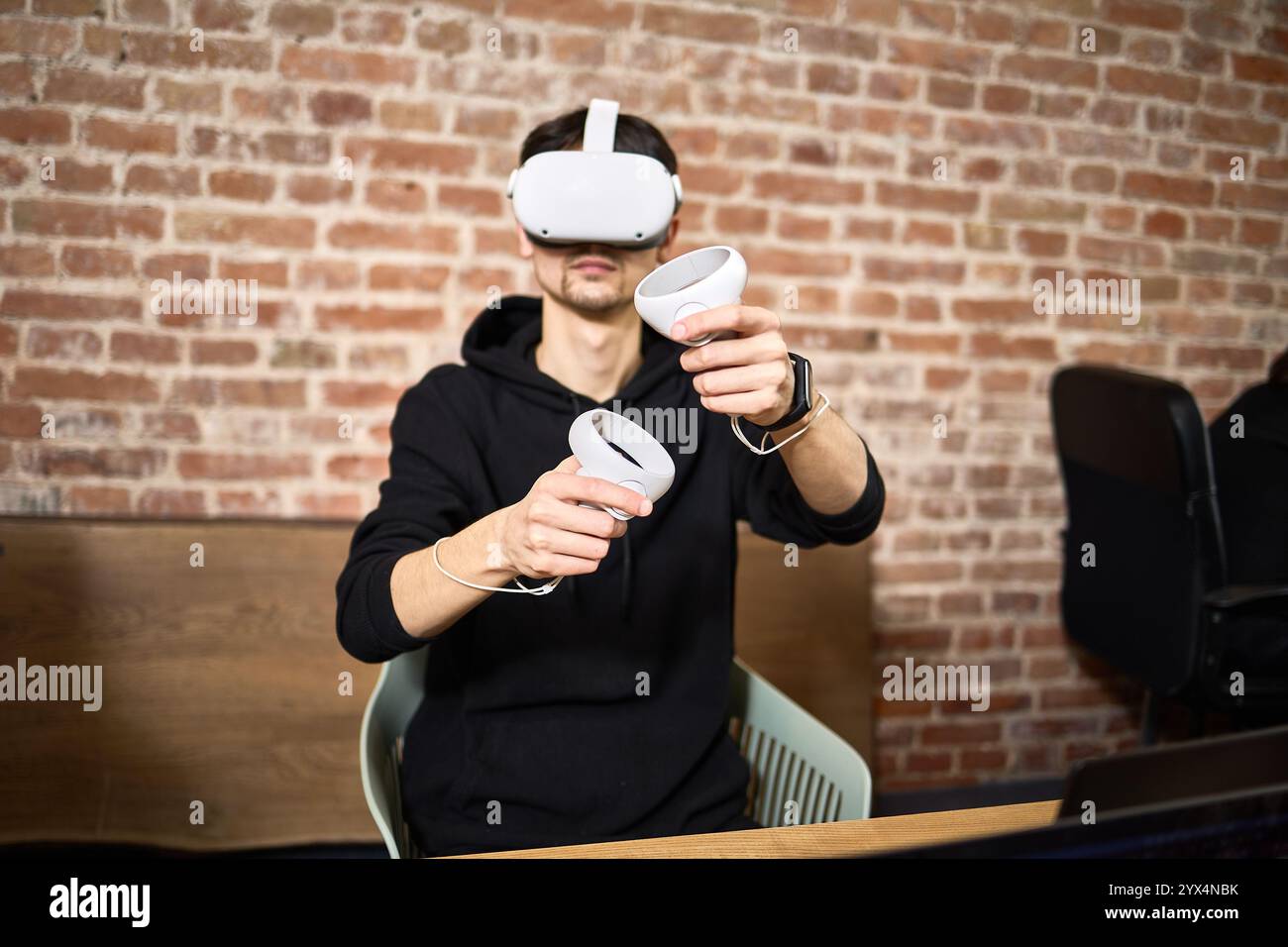 Sperimenta la realtà virtuale immersiva con un visore e i controller in un concetto di ambientazione moderna Foto Stock