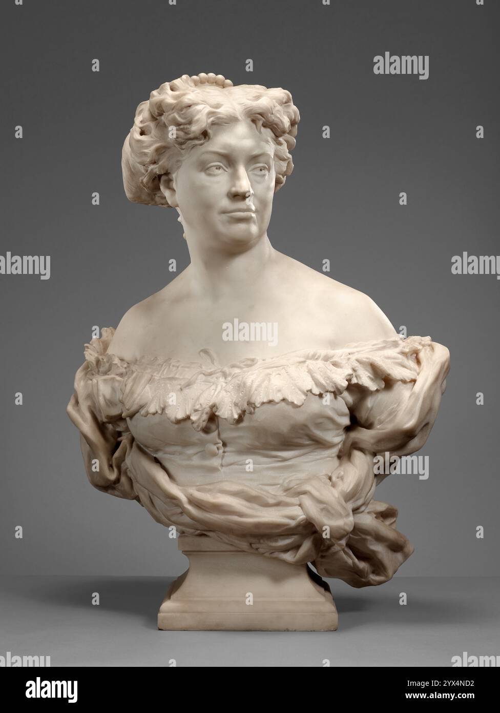 Ritratto di Nadine Dumas (Madame Alexandre Dumas Fils 1827-1875), 1873-1875. Informazioni aggiuntive: Conosciuta nei suoi giorni più giovani come la "sirena con gli occhi verdi", Madame Nadine Dumas conserva la sua grazia e il suo fascino in questo busto ritratto di lei in età matura. Scolpita in marmo bianco, è una bella donna nei suoi ultimi anni con una presenza forte. Mentre si gira con uno sguardo fisso, la sua posizione eretta trasmette sicurezza di sé. La sua espressione non convenzionale suggerisce intelligenza e forza, mentre la mostra con una fronte solcata, catturata in un momento di pensiero. Il pizzo che bordava la sua camicetta e l'onda Foto Stock