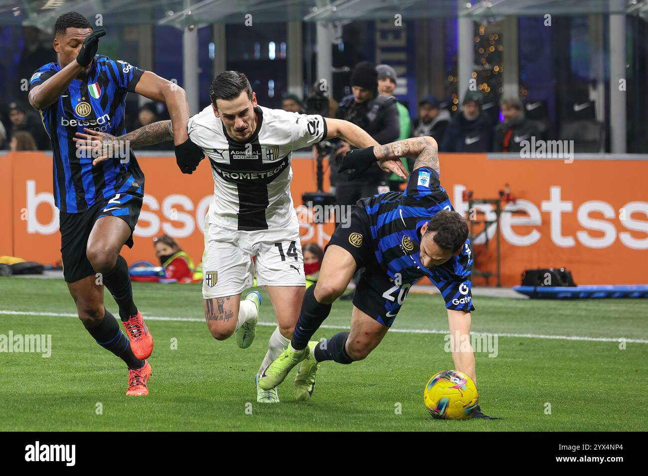 Italia, Milano, 2024 12 06: Emanuele Valeri (Parma) guida nell'area di rigore nel primo tempo durante la partita di calcio FC Inter vs Parma calcio , serie A Tim 2024-2025 giorno 15, San Siro StadiumItaly, Milano, 2024 12 06: FC Inter vs Parma calcio, serie A Tim 2024/2025, giorno 15 allo Stadio San Siro (foto di Fabrizio Andrea Bertani/Pacific Press/Sipa USA) Foto Stock