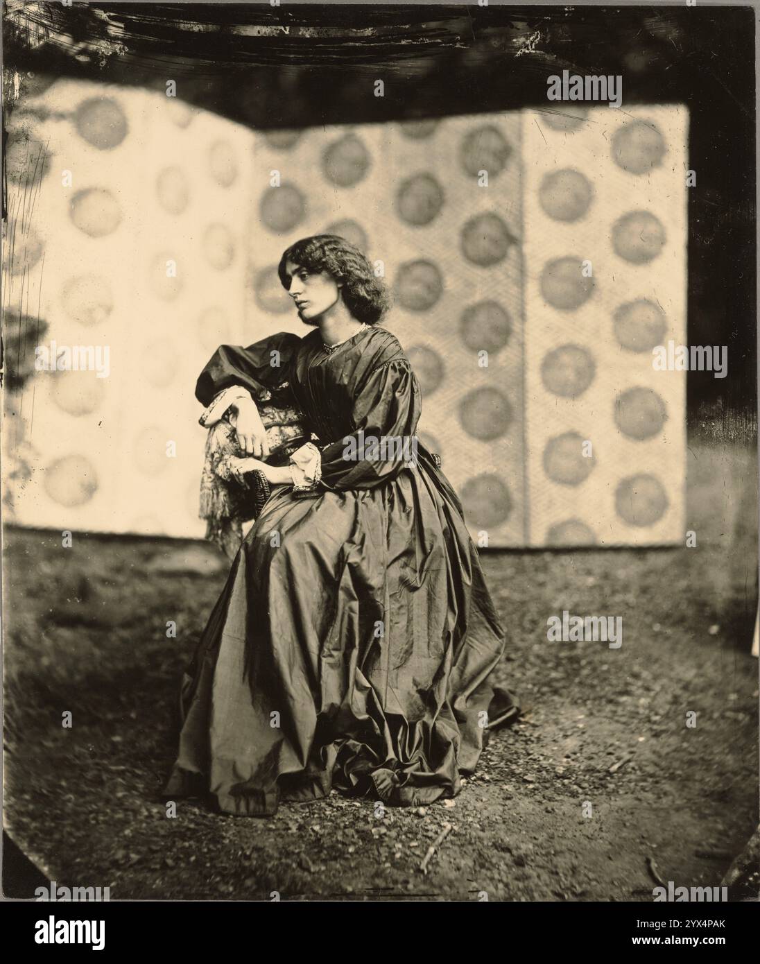 Ritratto di Jane Morris (Mrs. William Morris), negativo 1865; stampa dopo il 1900. La signora Morris con un lungo abito scuro seduta con le mani sulla sedia, guarda a sinistra. Foto Stock