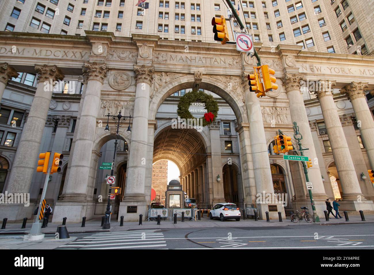 Ingresso della strada al David Dinkins Manhattan Municipal Building sulla Centre Street nel lato est inferiore Foto Stock