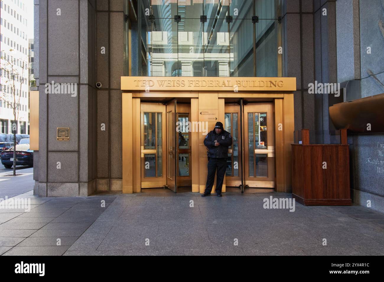 Ingresso all'edificio federale Ted Weiss a Lower Manhattan, che ospita gli uffici del governo federale degli Stati Uniti Foto Stock