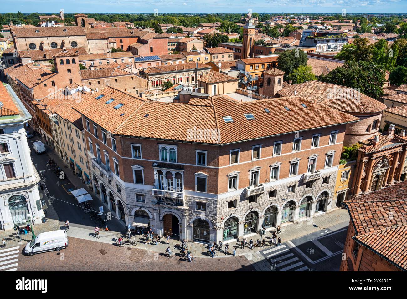 Vista dalla Torre dei Leoni (Torre dei Leoni) nel Castello Estense nel centro storico di Ferrara, nella regione Emilia-Romagna dell'Italia settentrionale Foto Stock