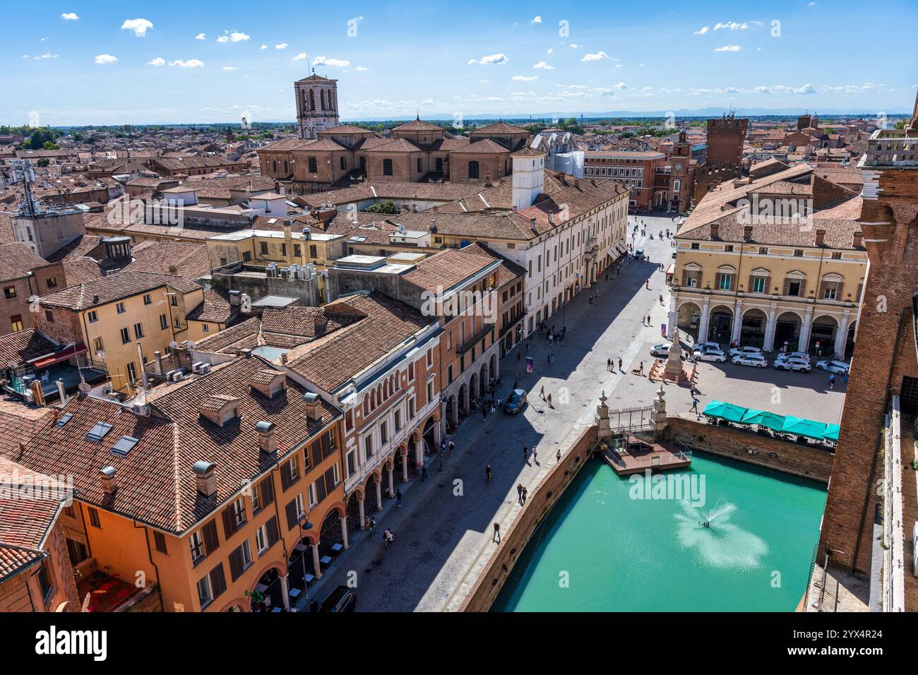 Vista dalla Torre dei Leoni (Torre dei Leoni) nel Castello Estense nel centro storico di Ferrara, nella regione Emilia-Romagna dell'Italia settentrionale Foto Stock