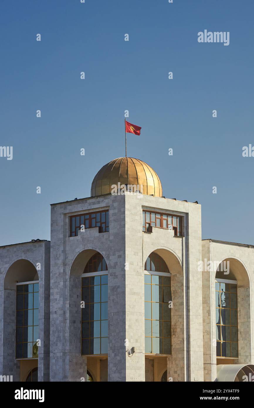 Edificio storico con cupola dorata e bandiera della Repubblica del Kirghizistan. La piazza principale di Ala-Too, il centro città, la capitale Bishkek, Kirghizistan. Destinazione di viaggio, l Foto Stock