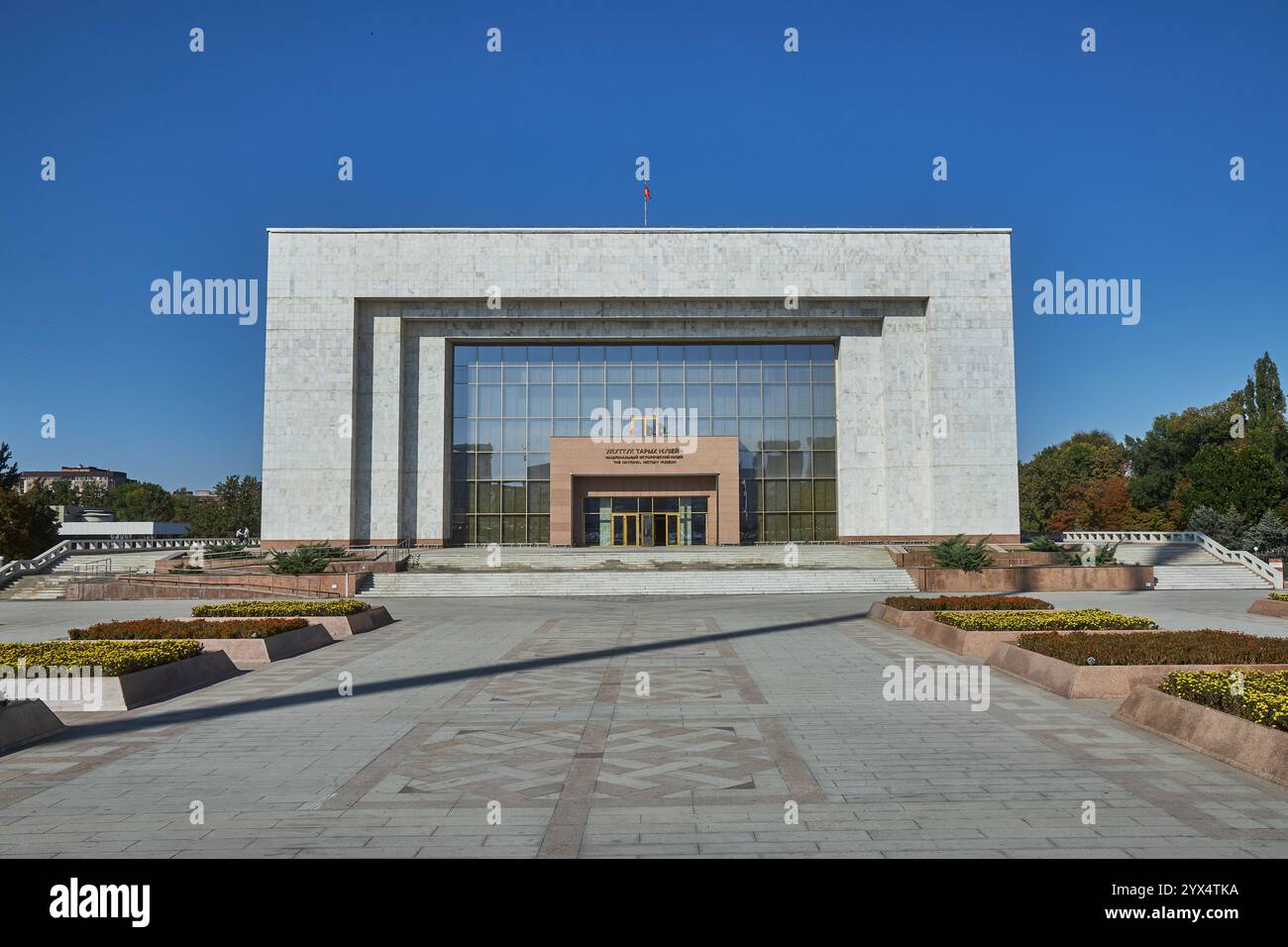 Edificio del Museo storico Nazionale della Repubblica del Kirghizistan. Ala-Too, piazza principale del paese, Bishkek, Kirghizistan. Niente persone, nessuno. edificio rettangolare Foto Stock