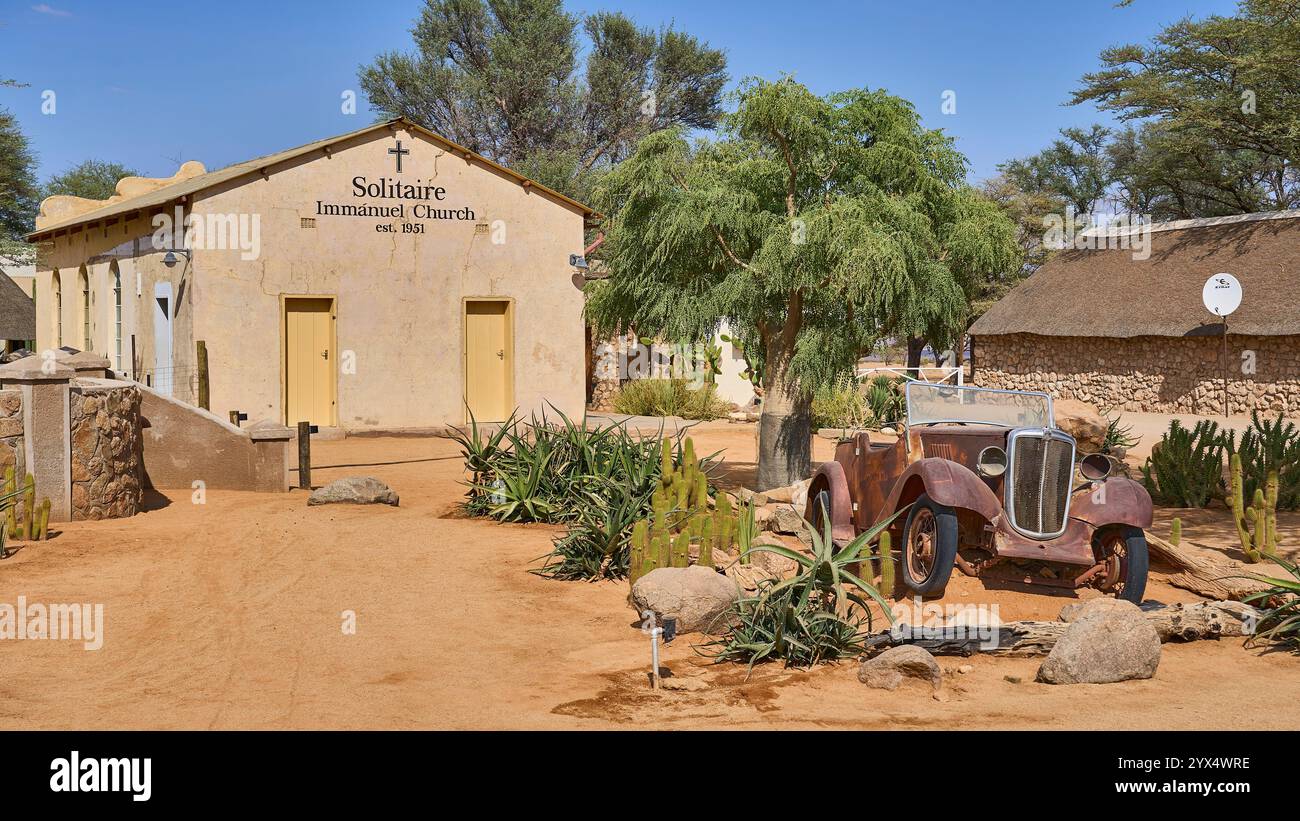 Una vecchia auto completamente arrugginita nella sabbia di un deserto, i relitti di Solitare, Namibia Foto Stock
