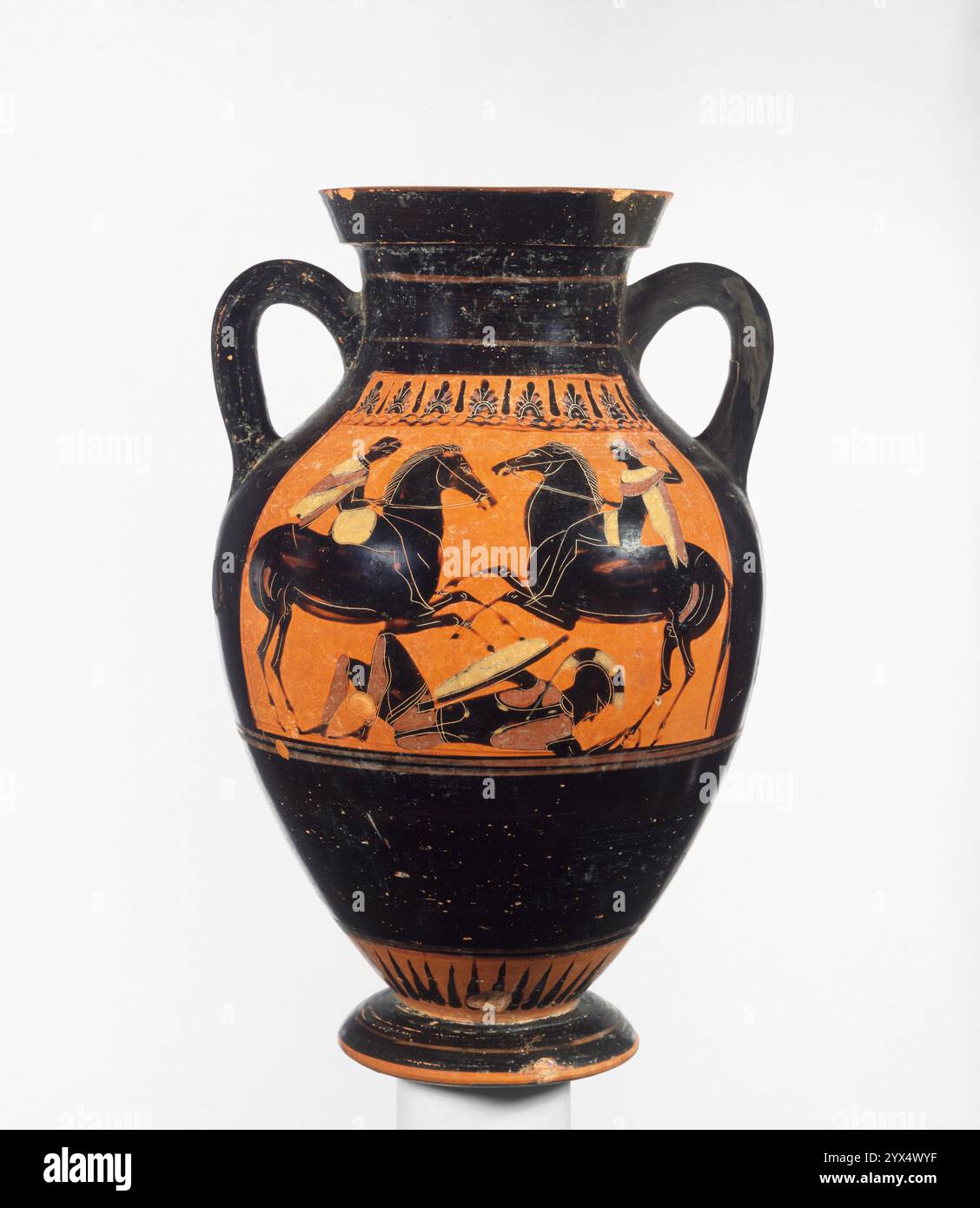 Attico Black-Figure Amphora tipo B, circa 530-520 a.C. Informazioni aggiuntive: Lato A: Due cavalieri su un guerriero caduto con un casco corinzio a basso creste. Lato B: Al centro un duello tra un guerriero barbuto con l'elmo corinzio. Alla sua sinistra un altro guerriero con lo scudo beota; a destra un oplite barbuto con un casco corinzio a bassa cresta. Tre guerrieri aggiuntivi senza armi. Due maschi fiancheggiano il gruppo centrale. Foto Stock