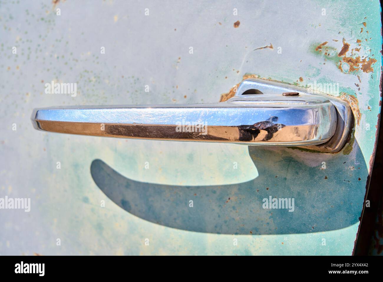 Ha distrutto auto d'epoca e altri veicoli a Solitaire, Namibia. Un dettaglio di una Chevrolet. Maniglia della portiera. Cromo. Foto Stock