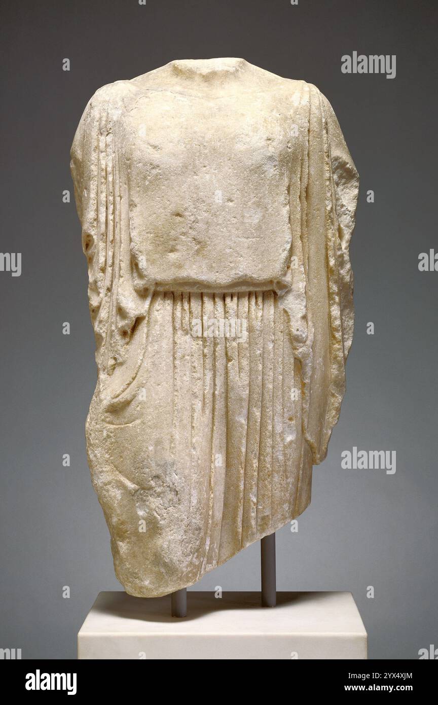 Statua di un Kore (l'Elgin Kore), circa 475 a.C. Donna che indossa un peplos. Informazioni aggiuntive: Conosciuta come Elgin Kore, questa scultura era una volta nella collezione di Thomas Bruce, VII conte di Elgin (1766-1841), che servì come ambasciatore britannico presso l'Impero ottomano. La kore (giovane donna) sta con il suo peso sulla gamba sinistra e la gamba destra in avanti. Indossa un indumento chiamato peplos, un pezzo rettangolare di stoffa pesante piegato sulla parte superiore, fissato alle spalle e solitamente indossato con cintura. Poco dell'anatomia della figura’s è effettivamente visibile, ad eccezione del contorno della coscia destra Foto Stock