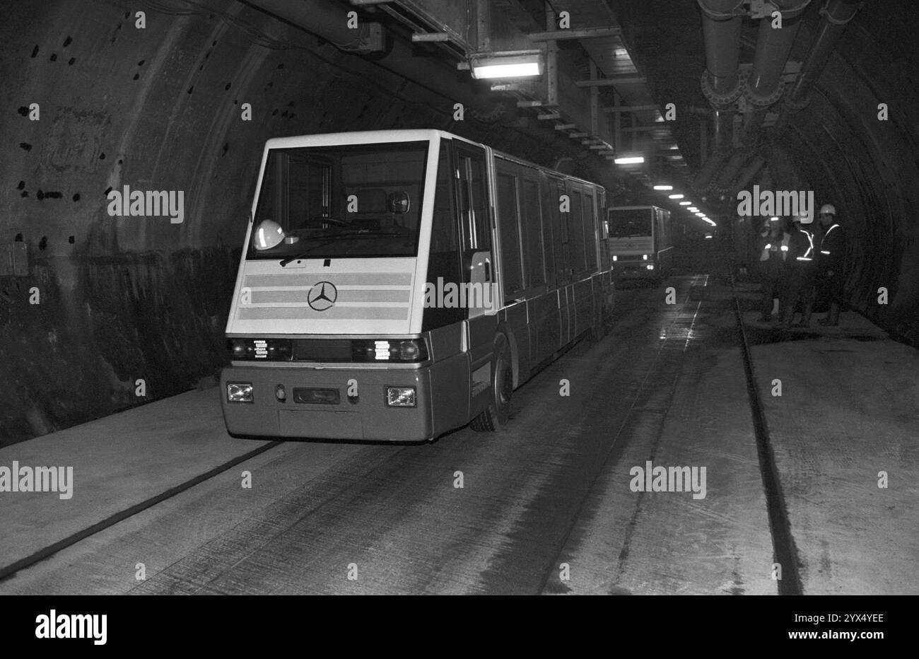 Francia, Calais, 14.02.1994 Archivio: 46-05-06 il 6 maggio, il presidente francese Francois Mitterrand e la regina britannica Elisabetta II apriranno l'Eurotunnel. Foto: Veicoli speciali di soccorso nell'Eurotunnel [traduzione automatizzata] Foto Stock
