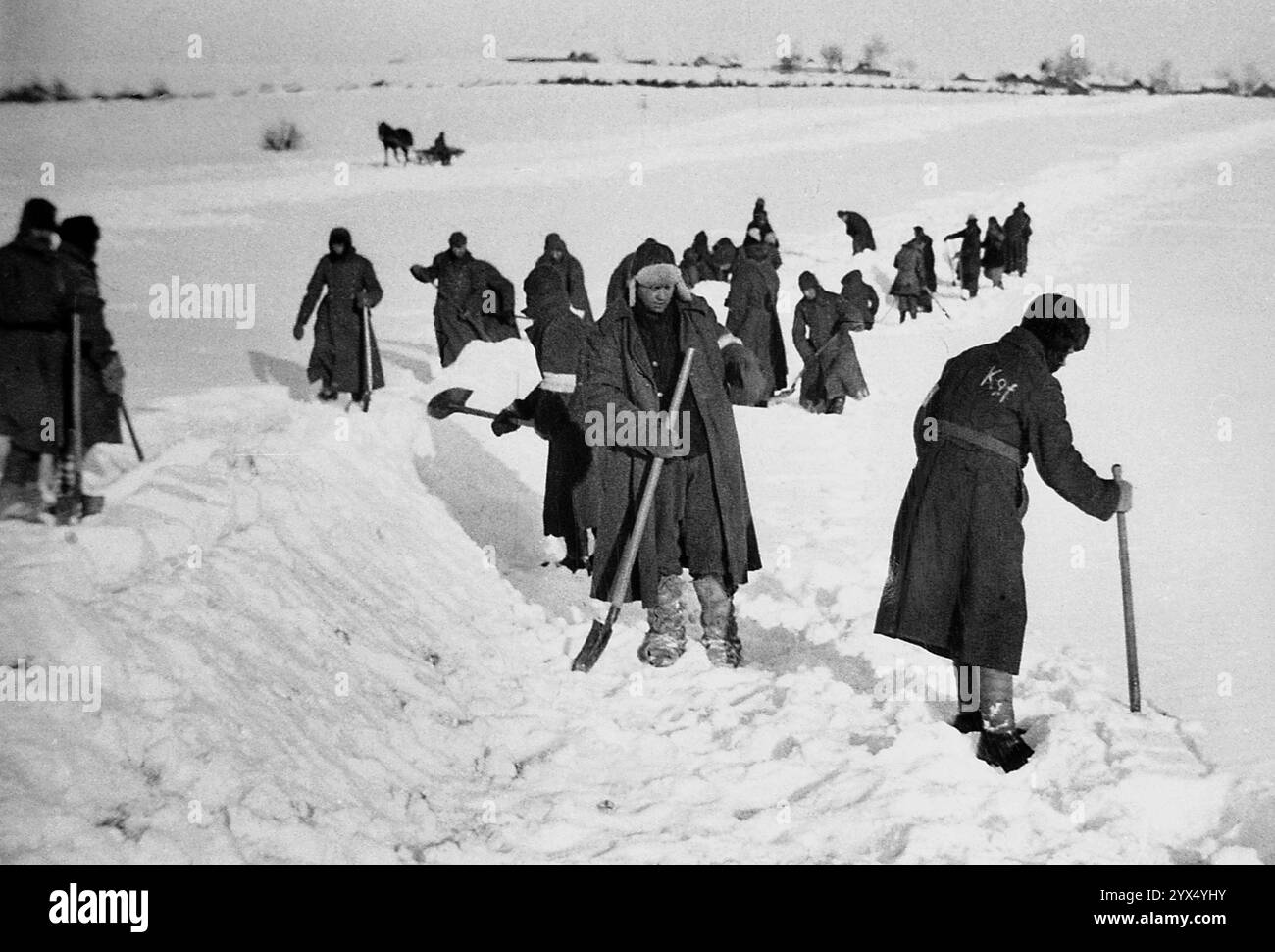 Russia 1942, inverno, febbraio marzo: Soldati tedeschi e prigionieri di guerra russi spalancando la neve nell'area del centro del gruppo d'Armata vicino a Makarova vicino a Rzhev. [traduzione automatizzata] Foto Stock