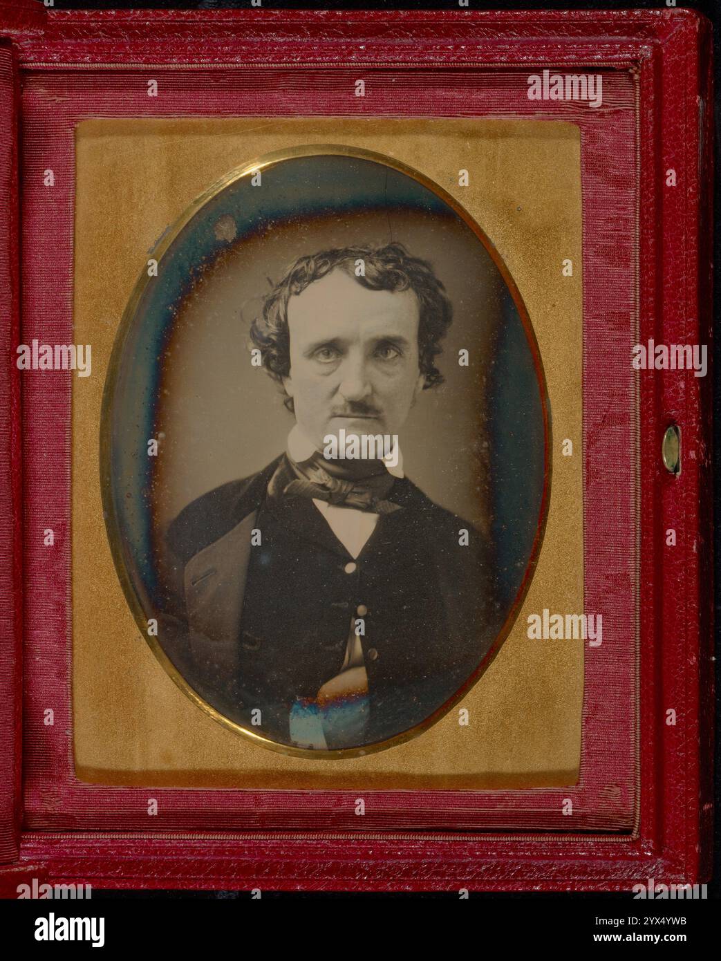 Ritratto di Edgar Allan PoE, 1849. Informazioni aggiuntive: Molti contemporanei di Edgar Allan PoE lo descrissero come appare in questo ritratto: Un uomo oscuro bello e intelligente che possedeva una personalità non ortodossa. Nonostante sia stato riconosciuto come uno dei più grandi scrittori americani di poesia e racconti brevi, la vita di PoE rimane avvolta nel mistero, con racconti contrastanti sulla povertà, l'alcolismo, l'uso di droghe e le circostanze della sua morte nel 1849. Come la sua vita, le poesie e i racconti di PoE sono infusi di un senso di tragedia e mistero. Questo daguerreotipo è stato fatto diversi mesi befo Foto Stock