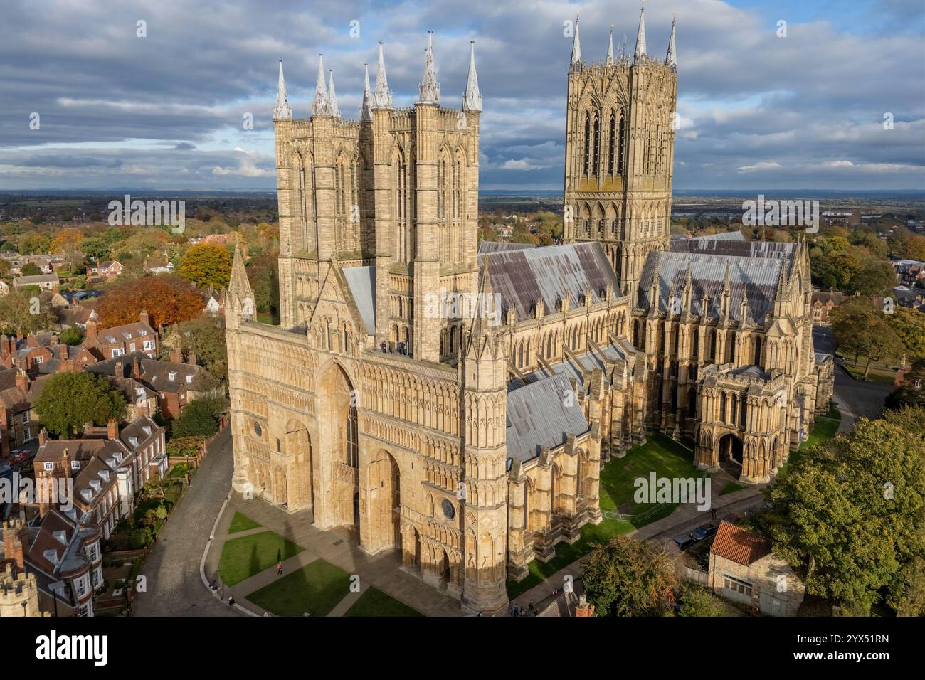 Vista aerea della cattedrale di York e della città di York con vista sulla città di York. Vista soleggiata della cattedrale e delle mura della città. Città storica del North Yorkshire Foto Stock