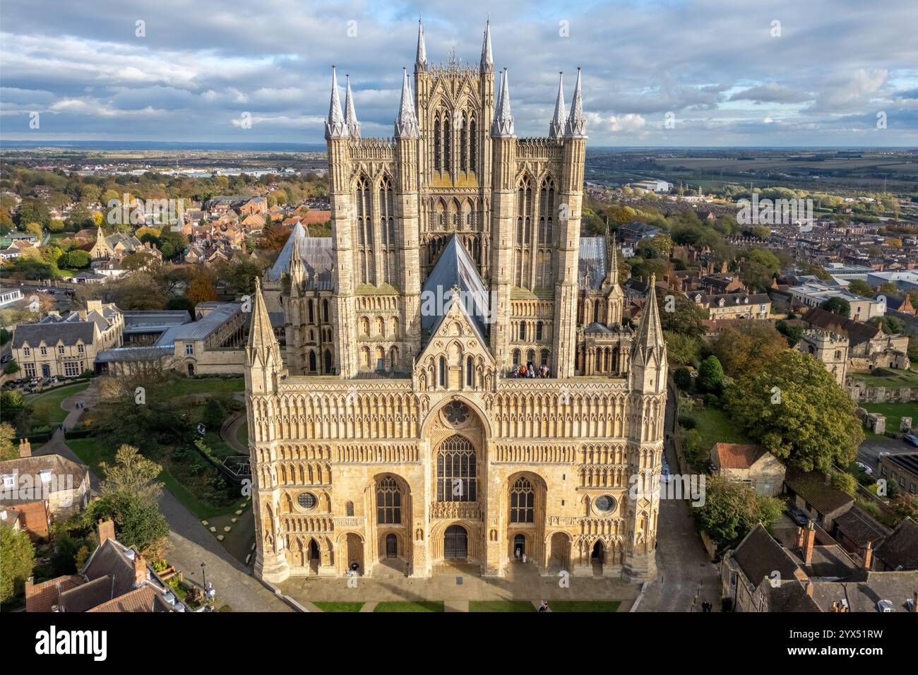 Vista aerea della cattedrale di York e della città di York con vista sulla città di York. Vista soleggiata della cattedrale e delle mura della città. Città storica del North Yorkshire Foto Stock