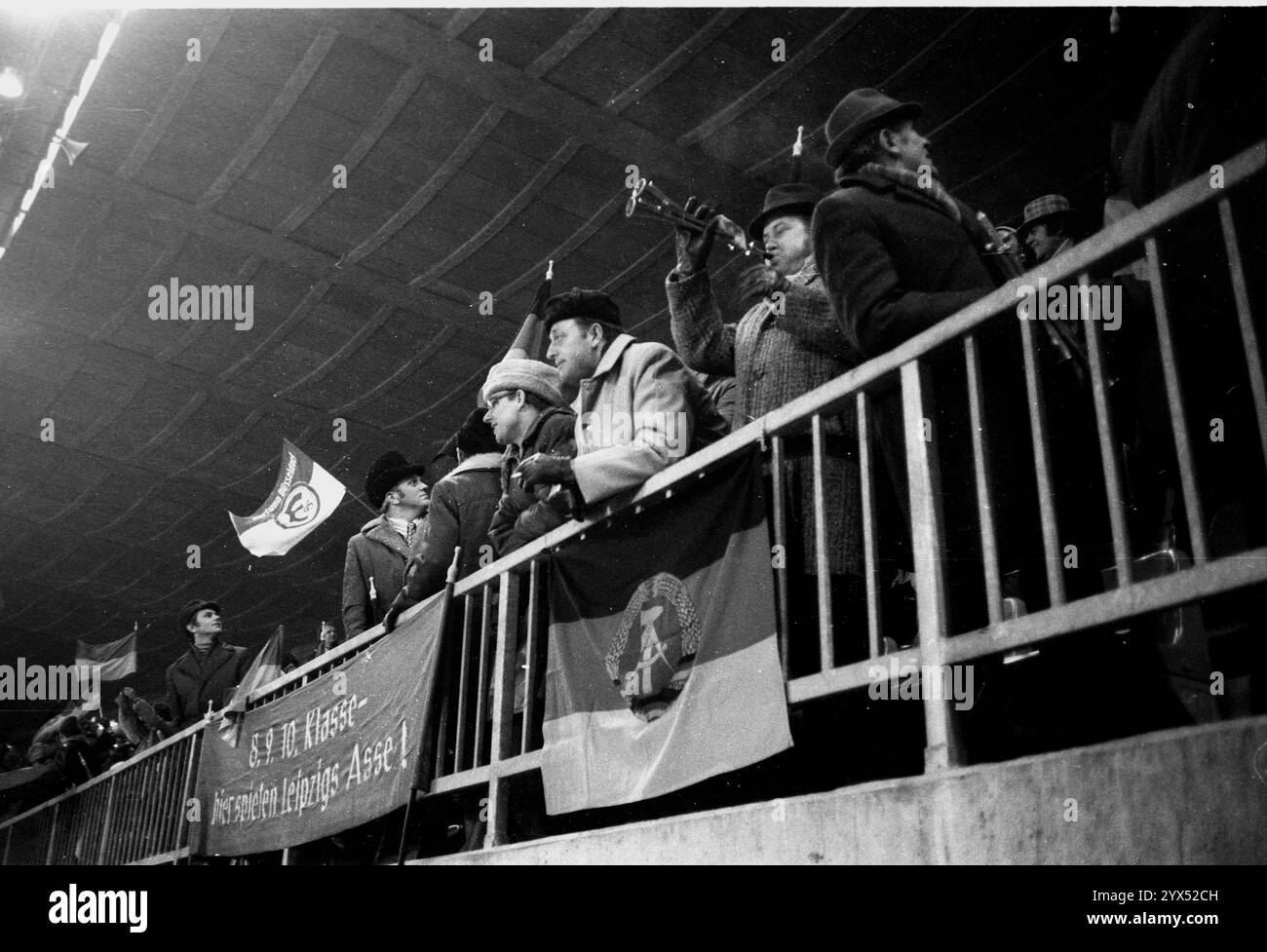 'UEFA Cup fortuna Duesseldorf - Lokomotive Lipsia 2:1 su 28.11.1973 / tifosi di Lipsia sul Rheinstadion con striscione : '' 8,9,10 Klasse - hier spielen Leipzigs asse'' e bandiera della RDT. A sinistra una bandiera fortuna [traduzione automatizzata]' Foto Stock