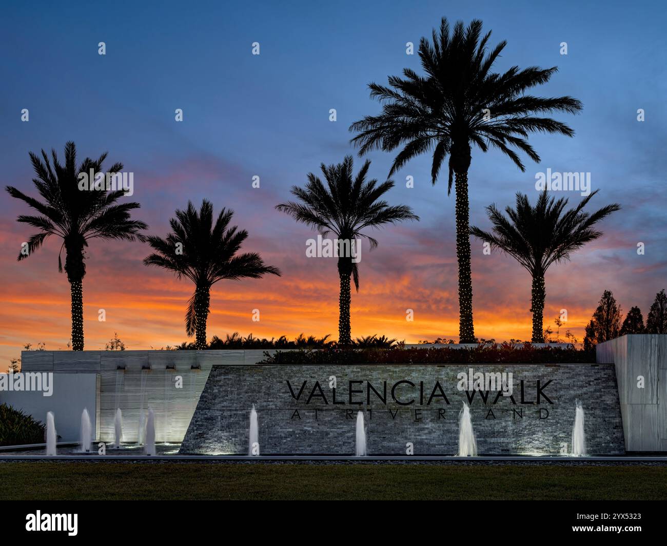 Ingresso alla passeggiata di Valencia sul lungofiume. Tramonto, ora di Natale. Port St. Lucie, Florida, Stati Uniti Foto Stock