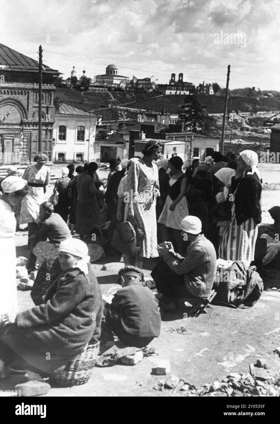Russia 1942 maggio giorno del mercato di Rzhev, nonostante il fuoco dell'artiglieria russa. Il fotografo, membro della 110th Infantry Division, ha vissuto qui momenti di vita quotidiana quasi pacifica in contrasto con i combattimenti sul fronte. [traduzione automatizzata] Foto Stock