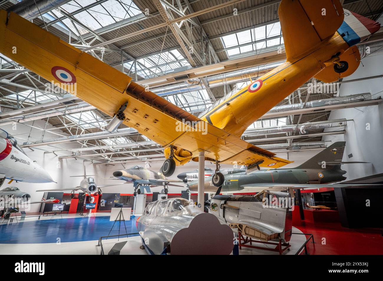 Musée de l'Air et de l'Espace Aéroport de Paris-le Bourget Cocarde Hall - Museo dell'aviazione militare francese dell'aviazione e dello spazio Parigi Francia Foto Stock