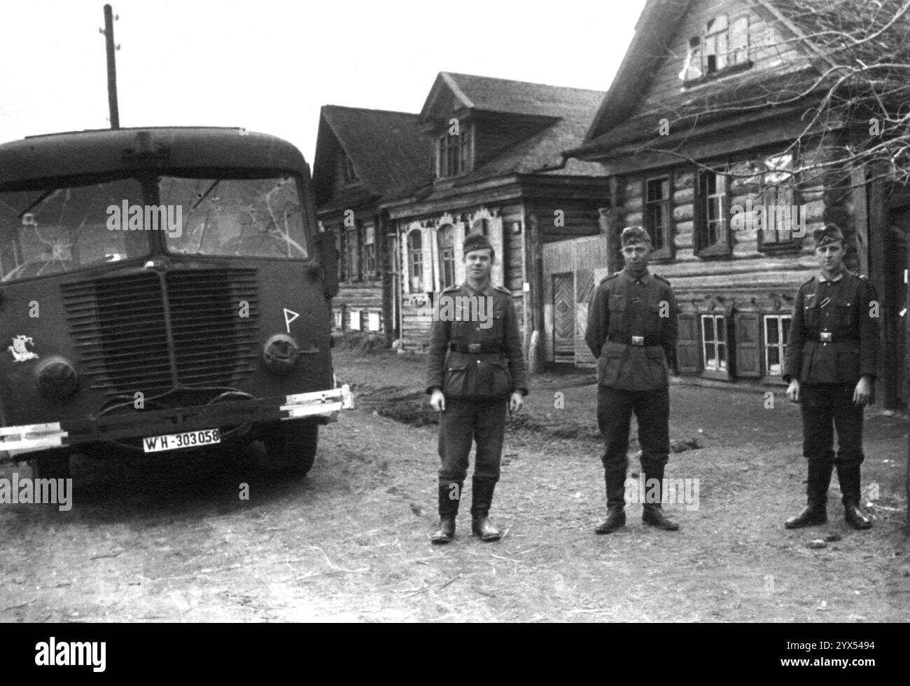 Russia 1942 Rzhev: Soldati tedeschi di fronte ai loro alloggi. Sull'autobus le insegne della 110th Infantry Division. Sulla sinistra c'è Germin (Gerd Mingram), responsabile dell'ufficio immagini della divisione. [traduzione automatizzata] Foto Stock