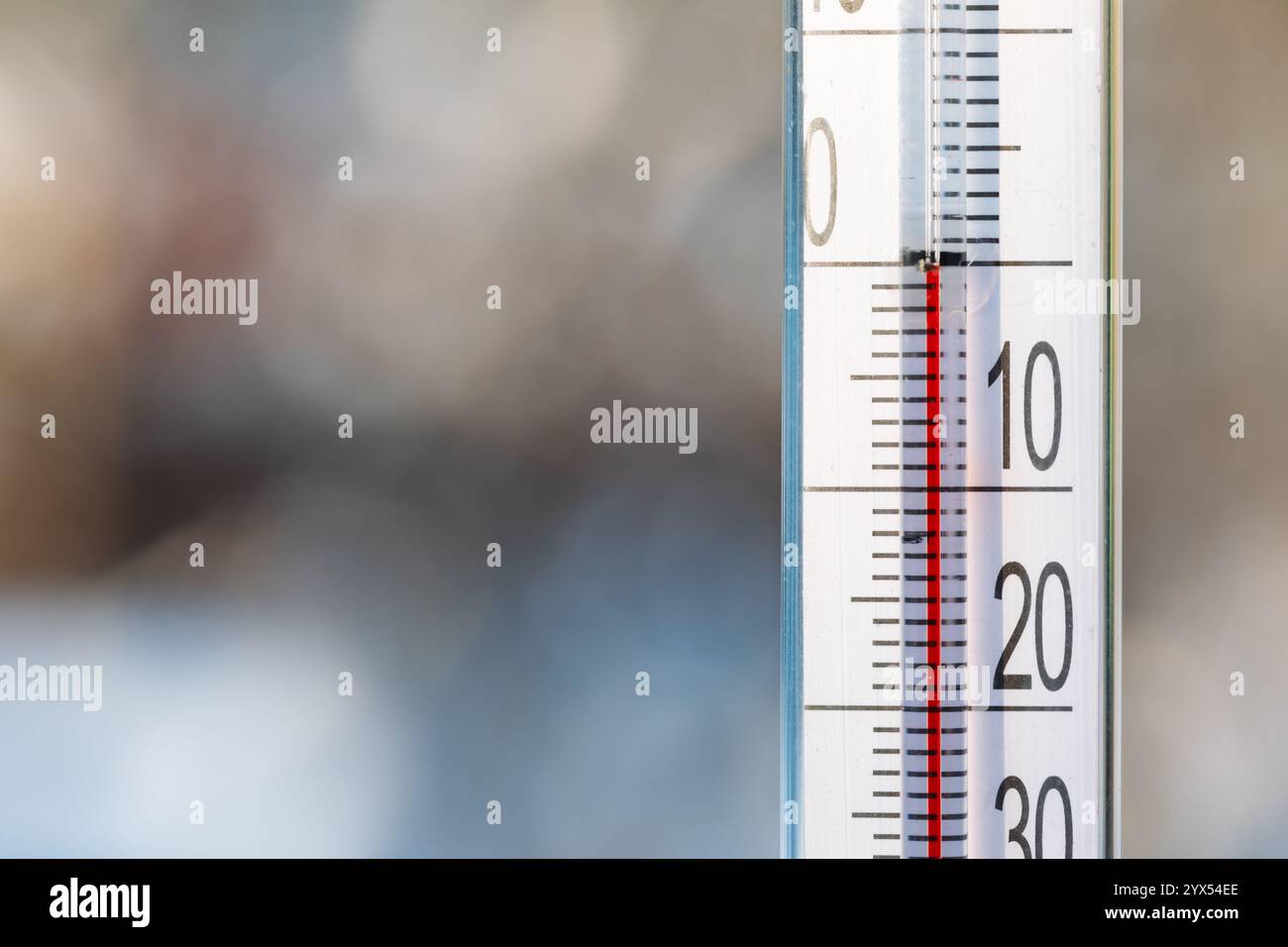 Un termometro per esterni visualizza una temperatura di zero gradi Celsius che rappresenta il punto di congelamento e le condizioni climatiche fredde Foto Stock