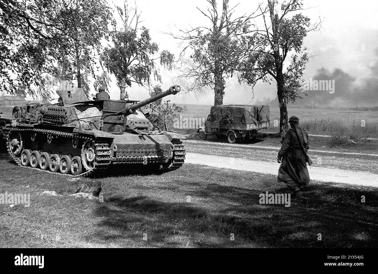 Russia, luglio 1944, operazione Bagration: Una pistola d'assalto e un camion sono mimetizzati sotto gli alberi vicino alla via di rullaggio Mosca-Minsk. [traduzione automatizzata] Foto Stock