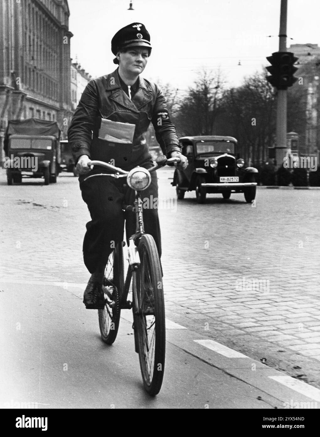 Un messaggero di telegramma su una bicicletta. [traduzione automatizzata] Foto Stock