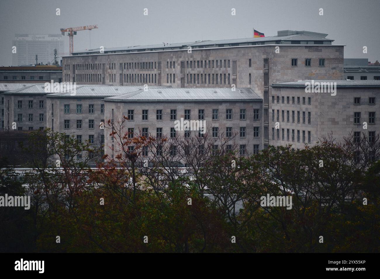 Berlino, Germania. 1 novembre 2024. La Casa Detlev Rohwedder, sede del Ministero federale delle Finanze, vista dalla finestra di un hotel su Anhalter Strasse. Crediti: Stefan Jaitner/dpa/Alamy Live News Foto Stock