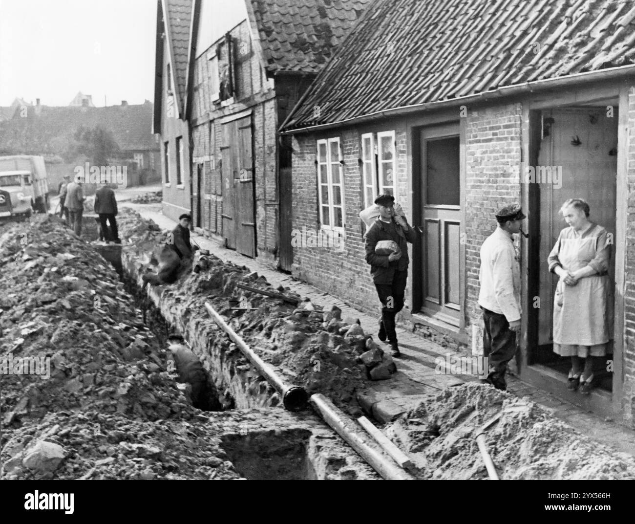 Otterndorf: Posa del tubo dell'acqua dolce a Dorfstraße. [traduzione automatizzata] Foto Stock