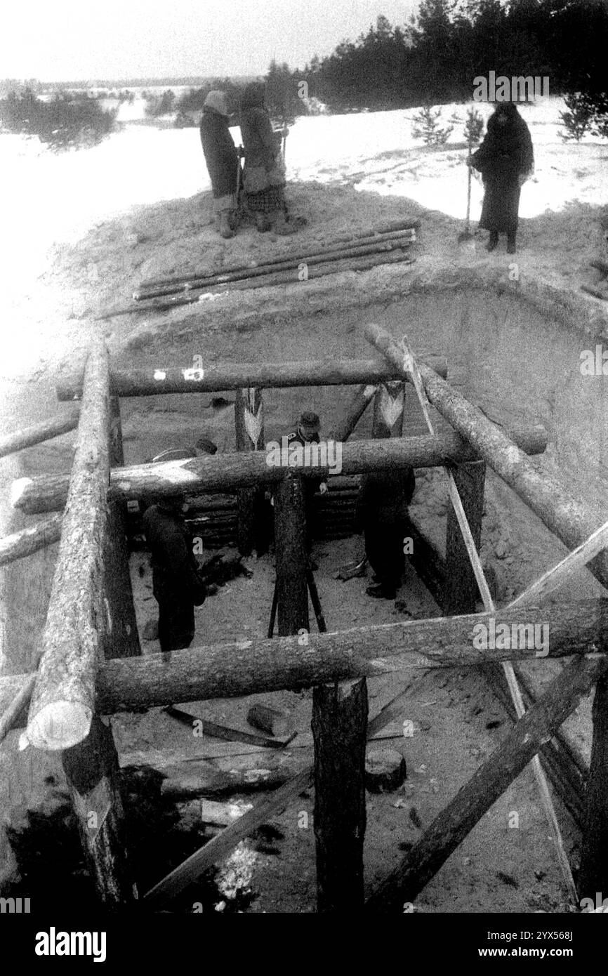 Russia 1943 inverno: Costruzione di un bunker terrestre, soldati tedeschi e donne russe arruolate al lavoro che sfondano un metro di terreno ghiacciato. A causa di un cambio di posizione e dell'avanzata delle truppe russe, alcuni bunker non potevano essere occupati. Sezione centrale del fronte orientale nell'area della 110th Infantry Division. [traduzione automatizzata] Foto Stock