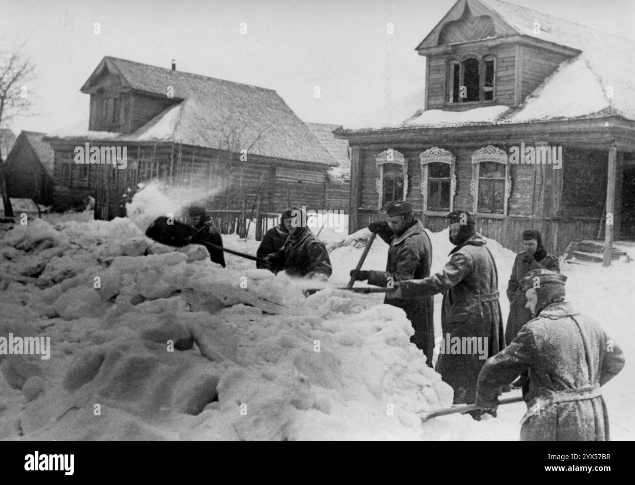 I soldati tedeschi scagliano contro le masse di neve a Makarowa nel marzo 1942 a -30 gradi Celsius. Venti forti e costanti e tempeste di neve rovinano ripetutamente il lavoro. [traduzione automatizzata] Foto Stock