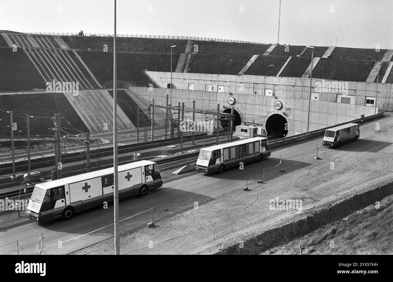 Francia, Calais, 14.02.1994 Archivio: 46-05-32 il 6 maggio, il presidente francese Francois Mitterrand e la regina britannica Elisabetta II apriranno l'Eurotunnel. Foto: Veicoli speciali di soccorso presso l'Eurotunnel [traduzione automatizzata] Foto Stock