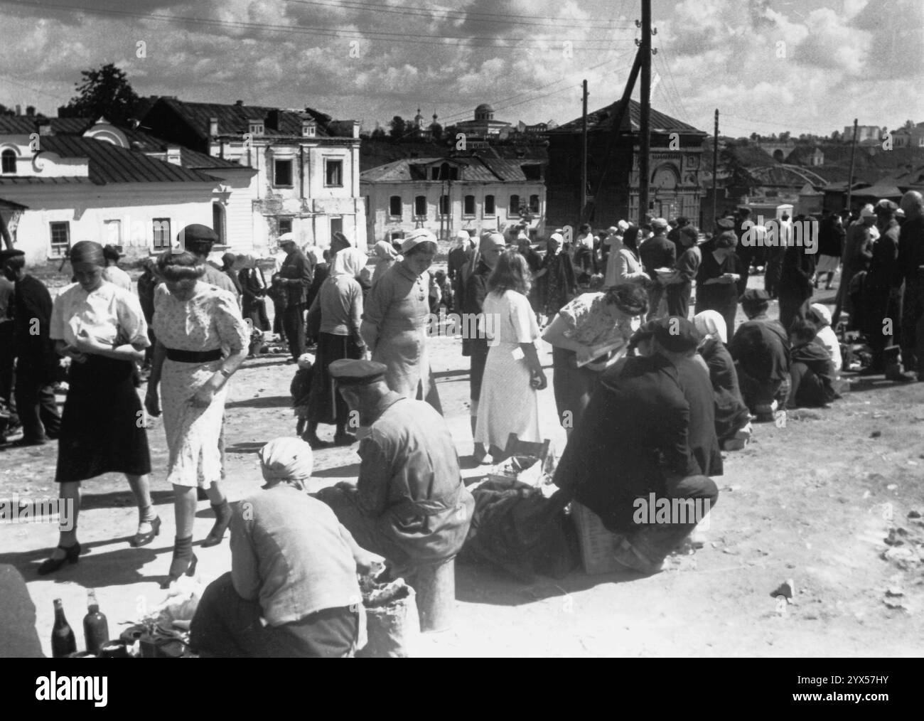 Russia 1942 maggio giorno del mercato di Rzhev, nonostante il fuoco dell'artiglieria russa. Il fotografo, membro della 110th Infantry Division, ha vissuto qui momenti di vita quotidiana quasi pacifica in contrasto con i combattimenti sul fronte. [traduzione automatizzata] Foto Stock
