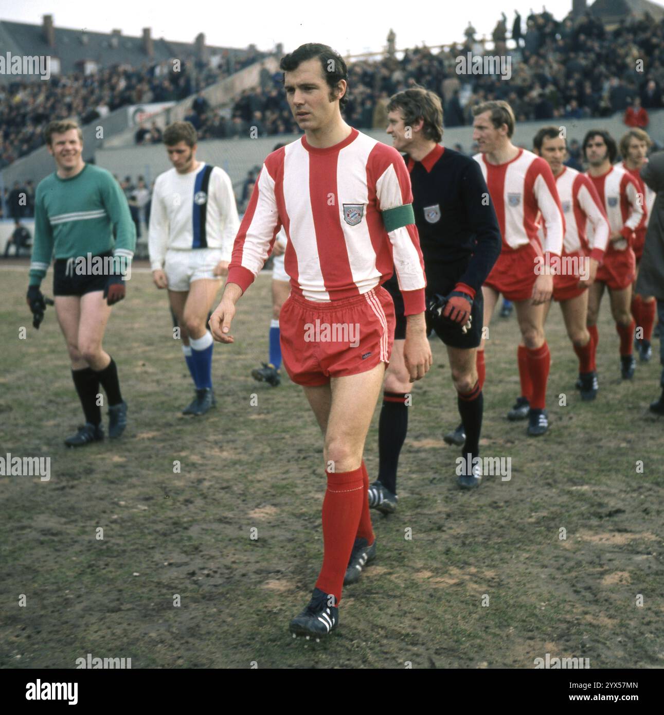 FC Bayern Muenchen - DSC Arminia Bielefeld 27.03.1971 Franz Beckenbauer guida la squadra in campo. Dietro di lui Sepp Maier, Hans Georg Schwarzenbeck, Franz -Bulle- Roth e Gerd Müller, sul portiere sinistro Gerd Siese (Arminia) [traduzione automatica] Foto Stock