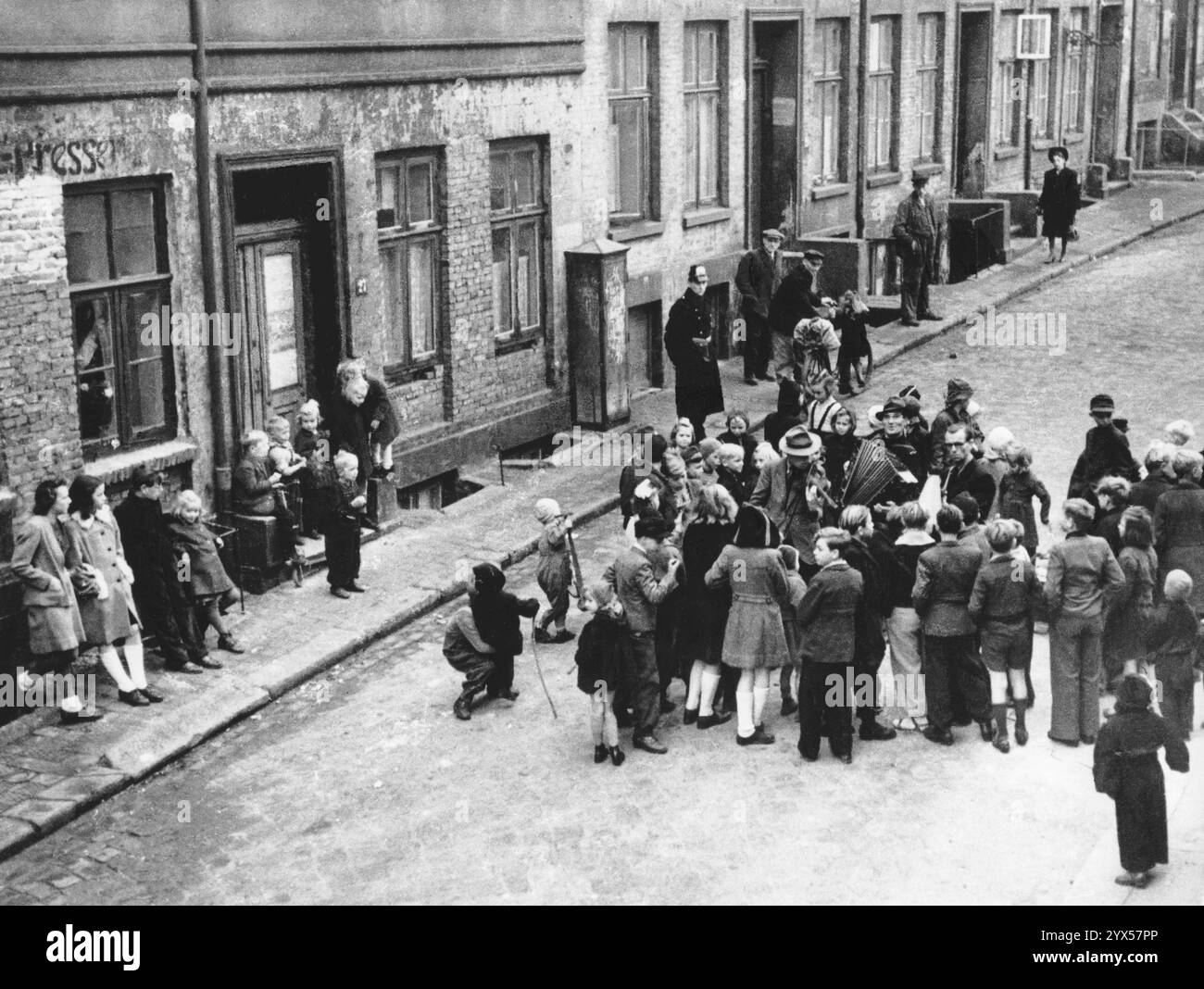 1947 Amburgo Altona, Lindenstraße, musicisti di strada [traduzione automatizzata] Foto Stock